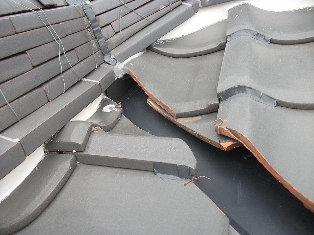 小さな瓦を番線で固定している